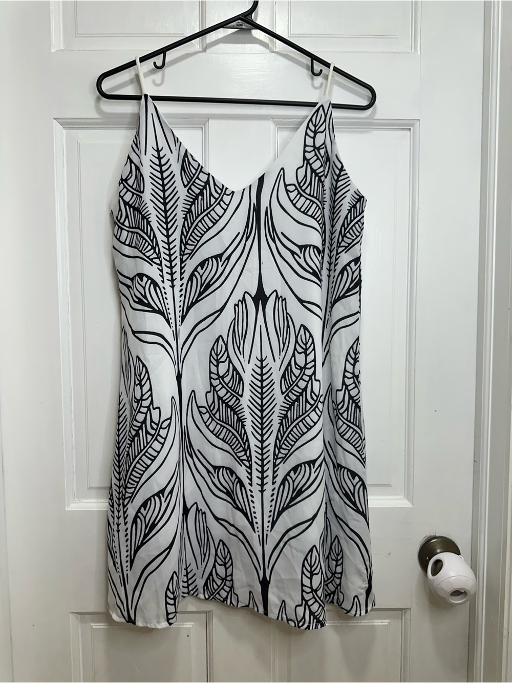 Hount Leaf Print Spaghetti Strap Dress in White Black Size Medium V-Neckline